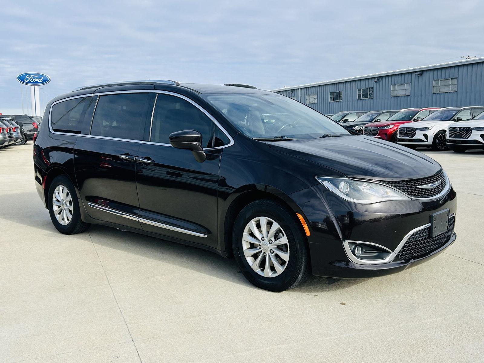 Used 2018 Chrysler Pacifica Touring L with VIN 2C4RC1BG7JR144456 for sale in Mattoon, IL