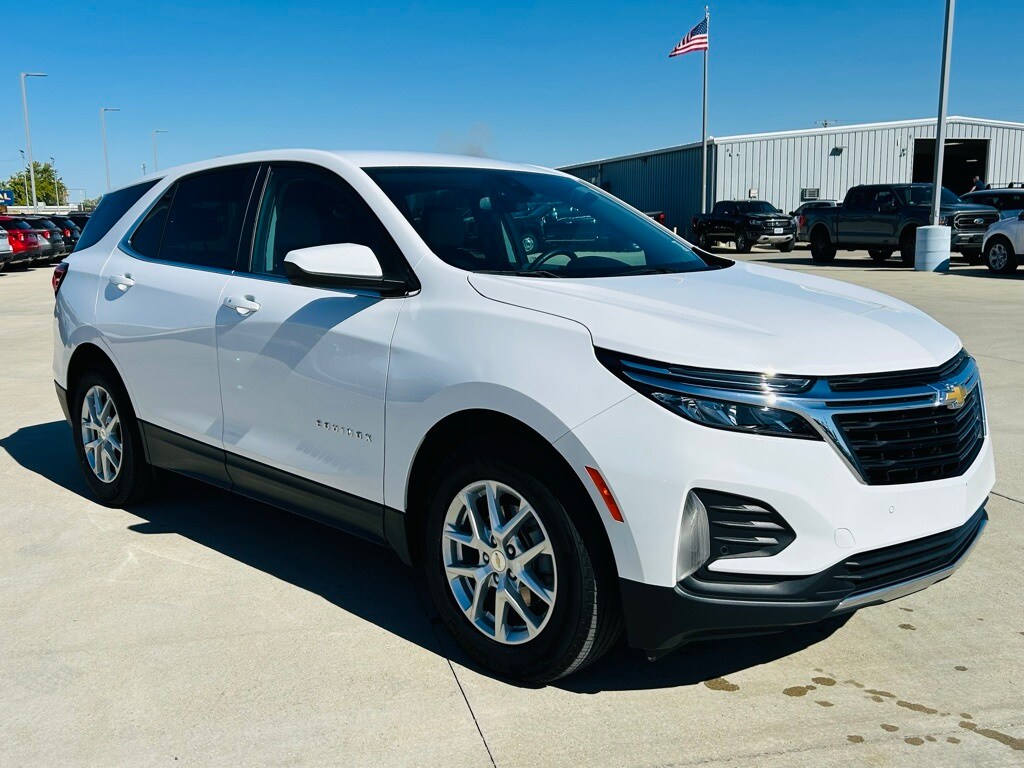2024 Chevrolet Equinox LT photo 2