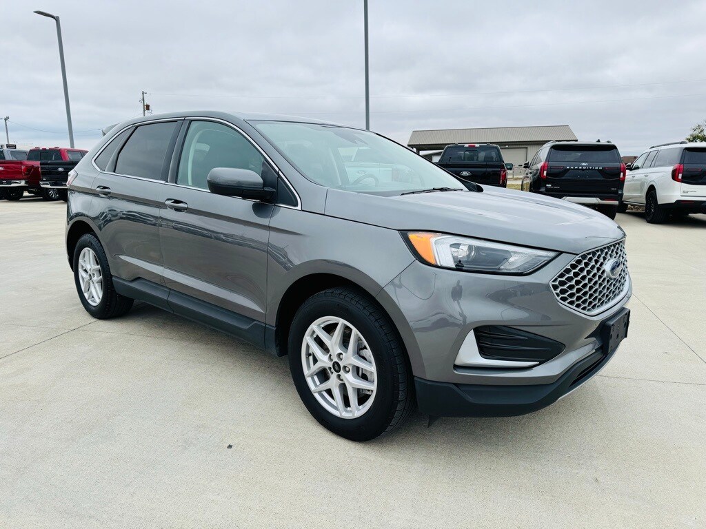 2024 Ford Edge SEL photo 2
