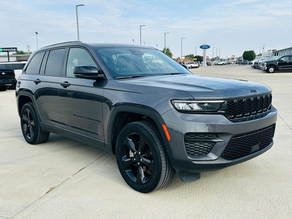 2023 Jeep Grand Cherokee Altitude photo 2