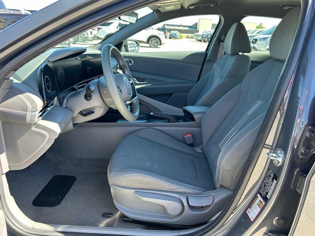 2024 Hyundai Elantra SEL photo 2