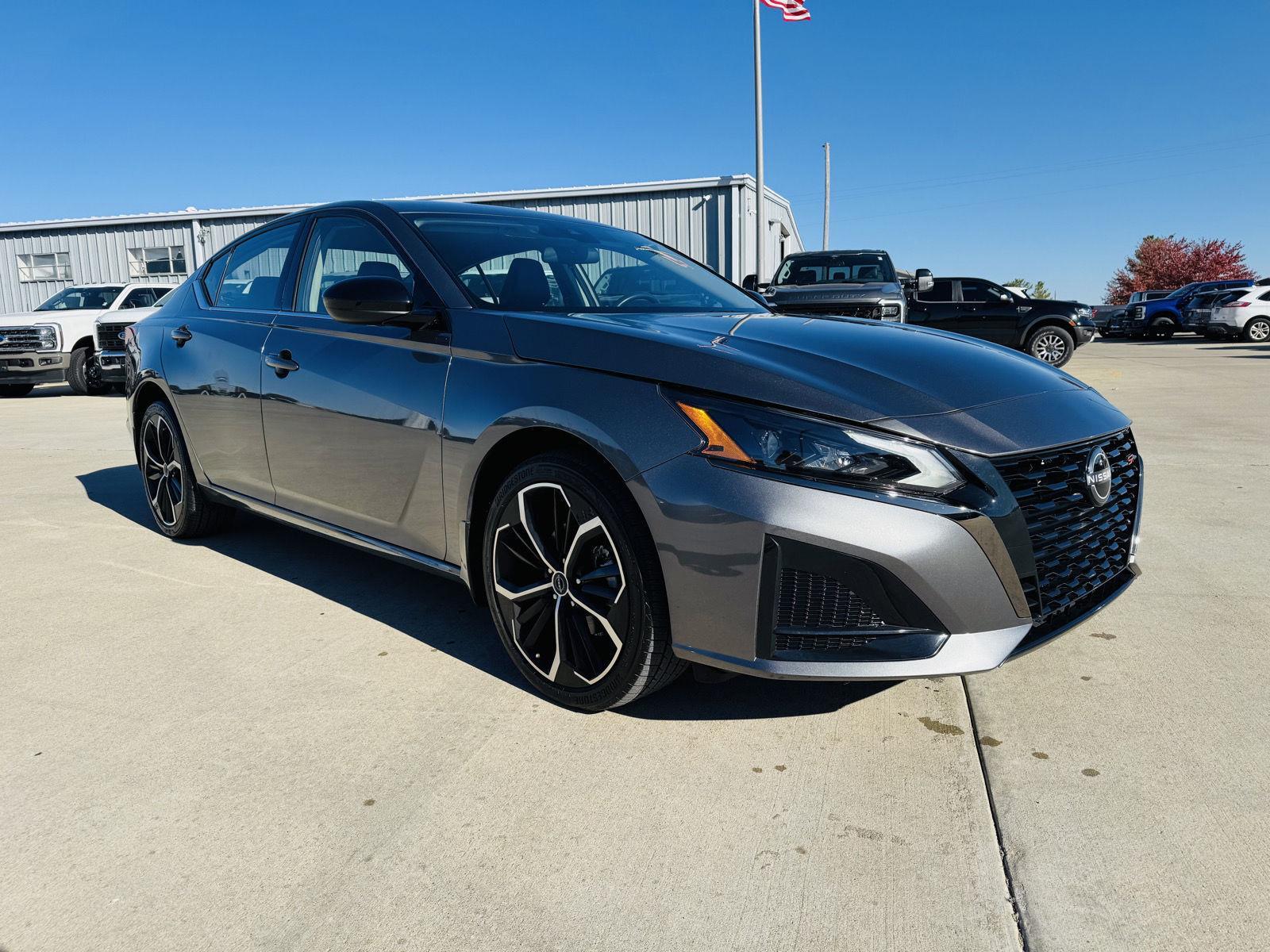 2024 Nissan Altima 2.5 SR photo 2