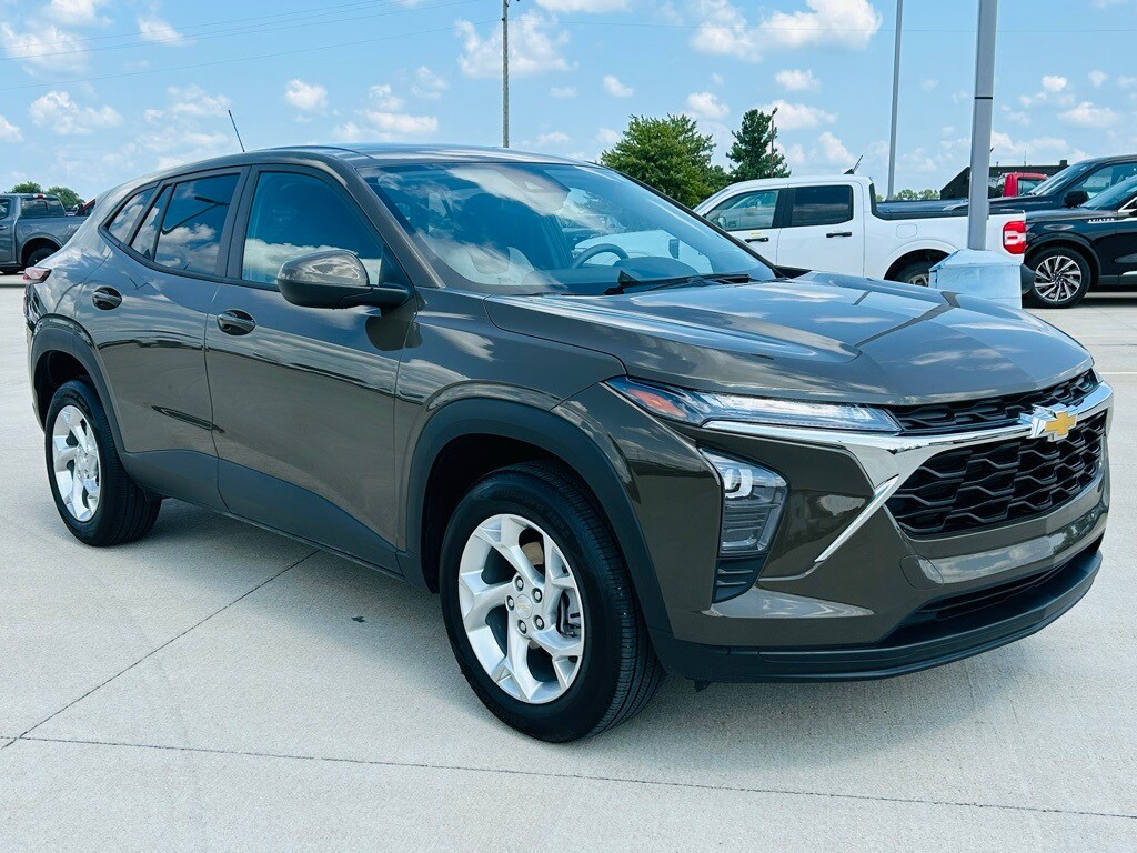 2024 Chevrolet Trax LS photo 2