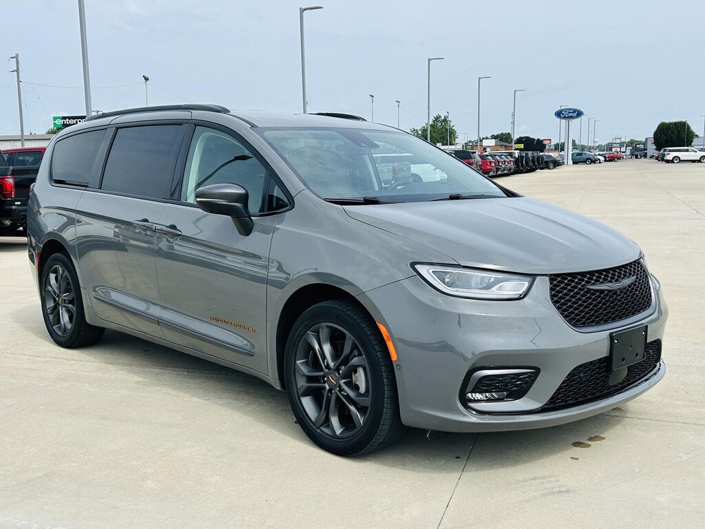 Certified 2023 Chrysler Pacifica Touring L Van