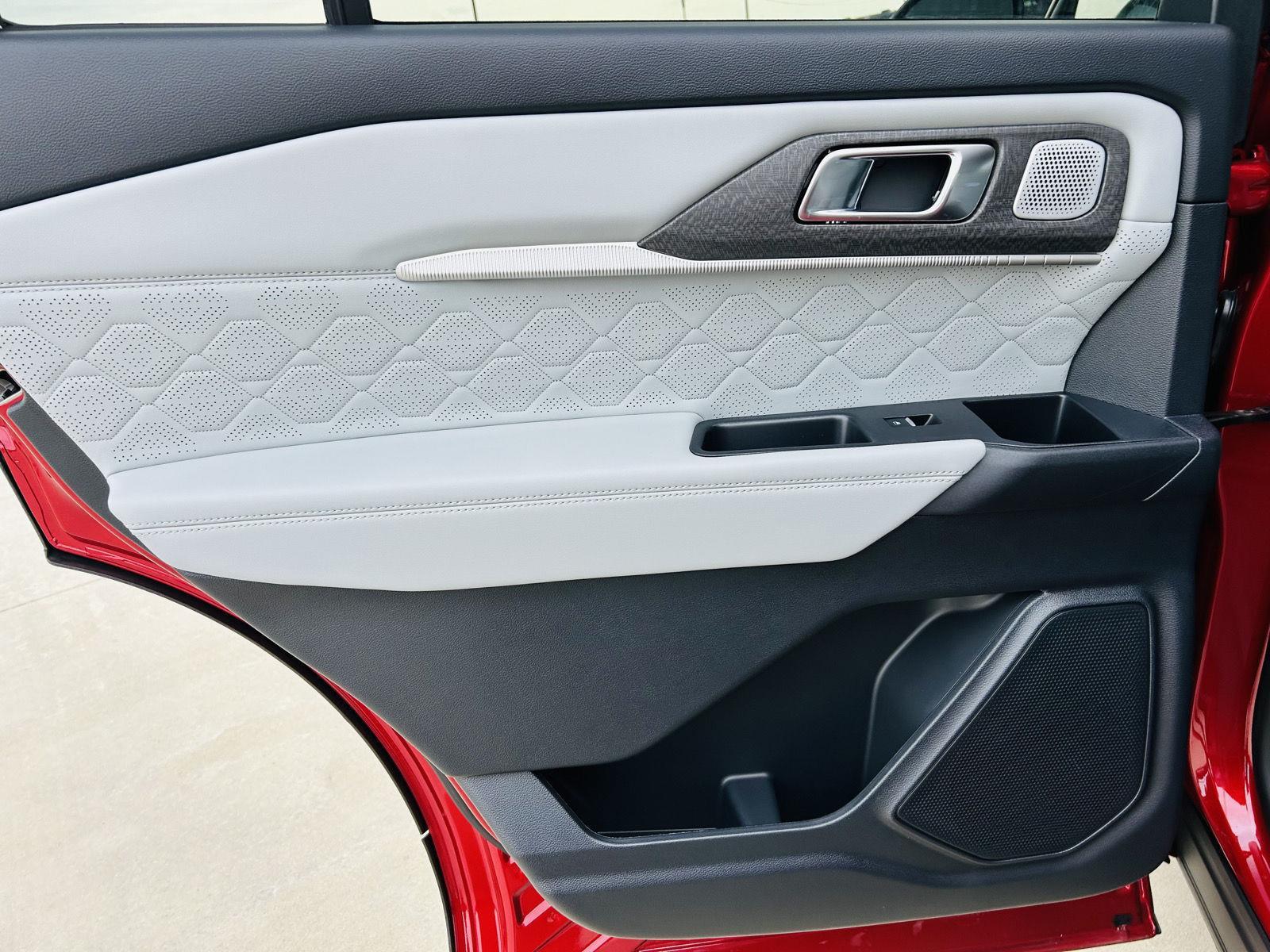 2026 Ford Explorer Platinum - Photo 34