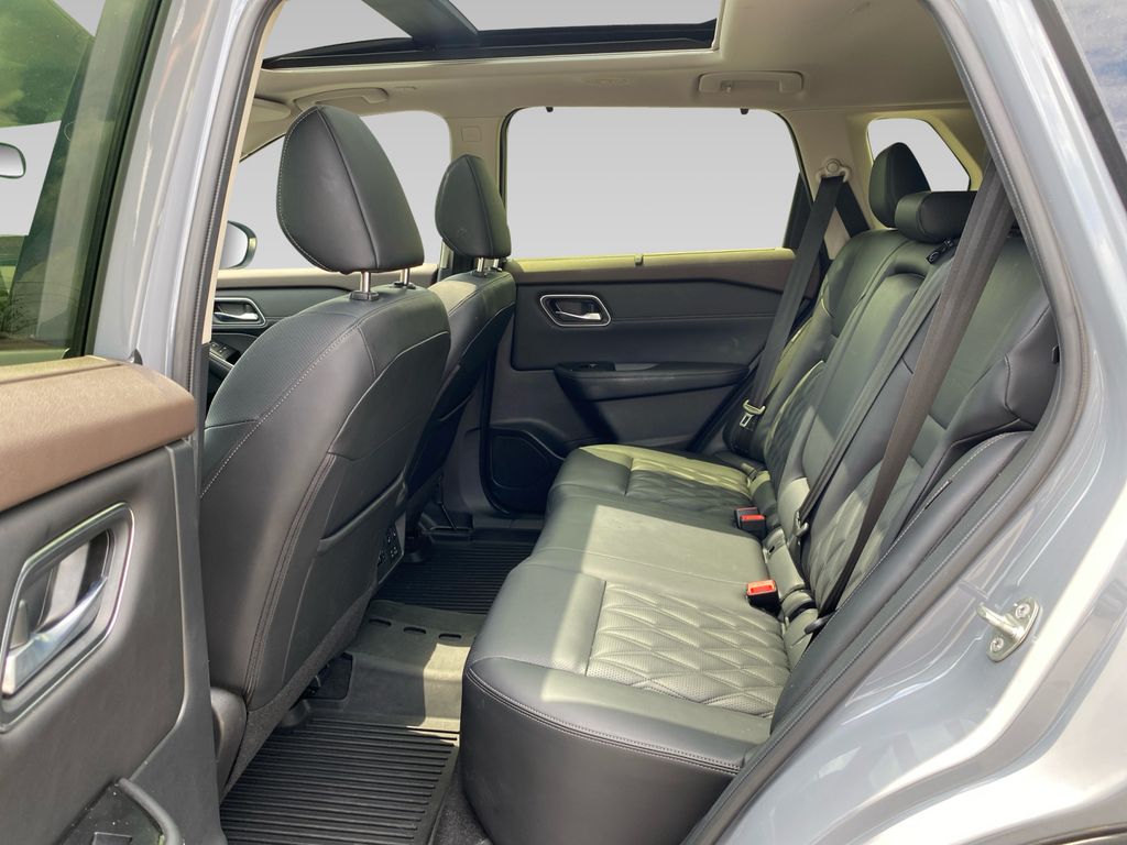 2023 Nissan Rogue Platinum photo 3