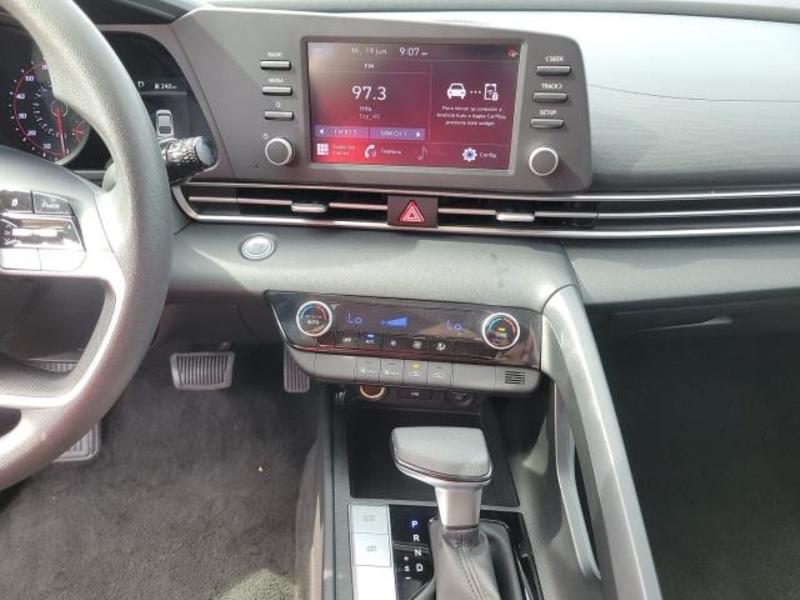 2023 Hyundai Elantra SEL photo 3