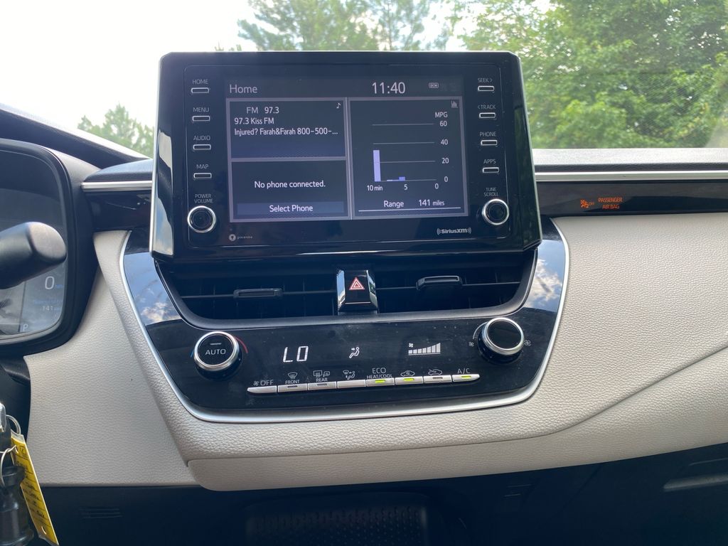 2021 Toyota Corolla LE photo 3