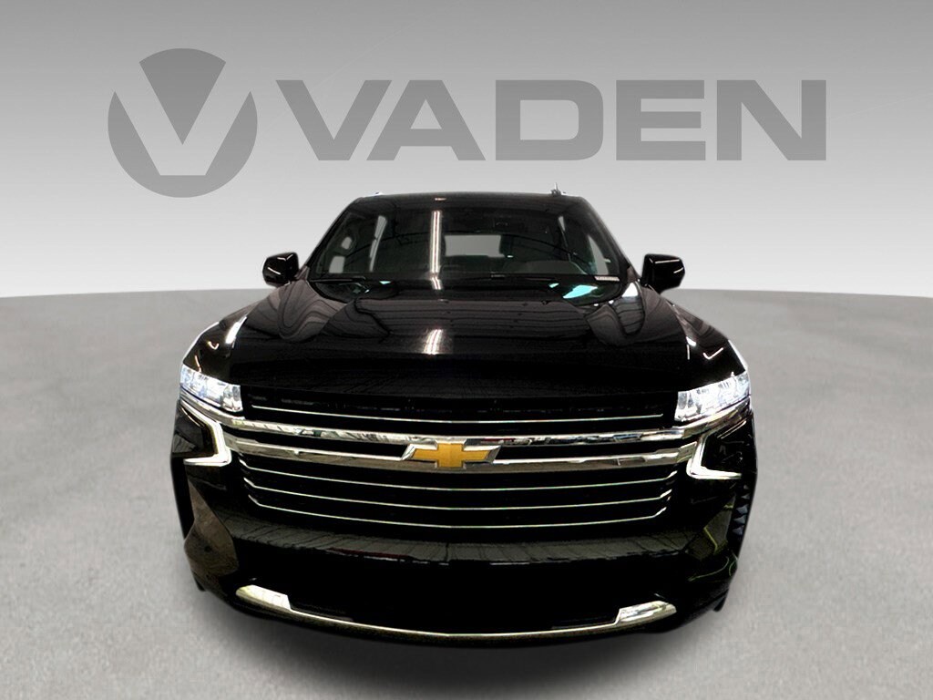 2024 Chevrolet Suburban LT photo 2
