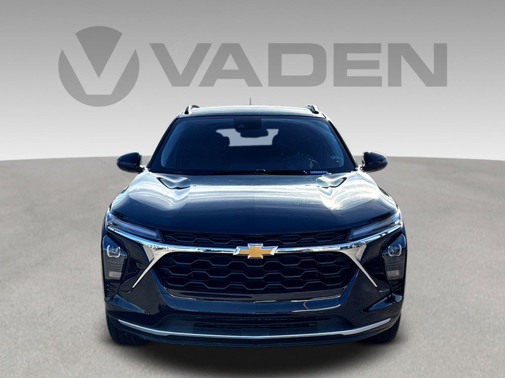 2025 Chevrolet Trax LT photo 2