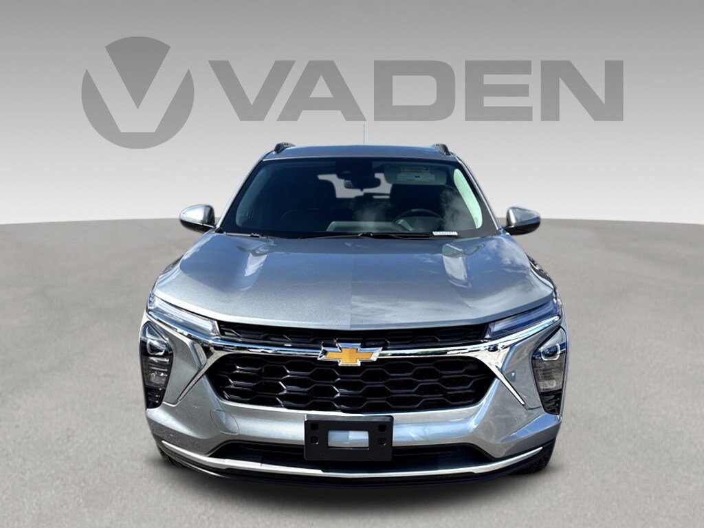2025 Chevrolet Trax LT photo 2