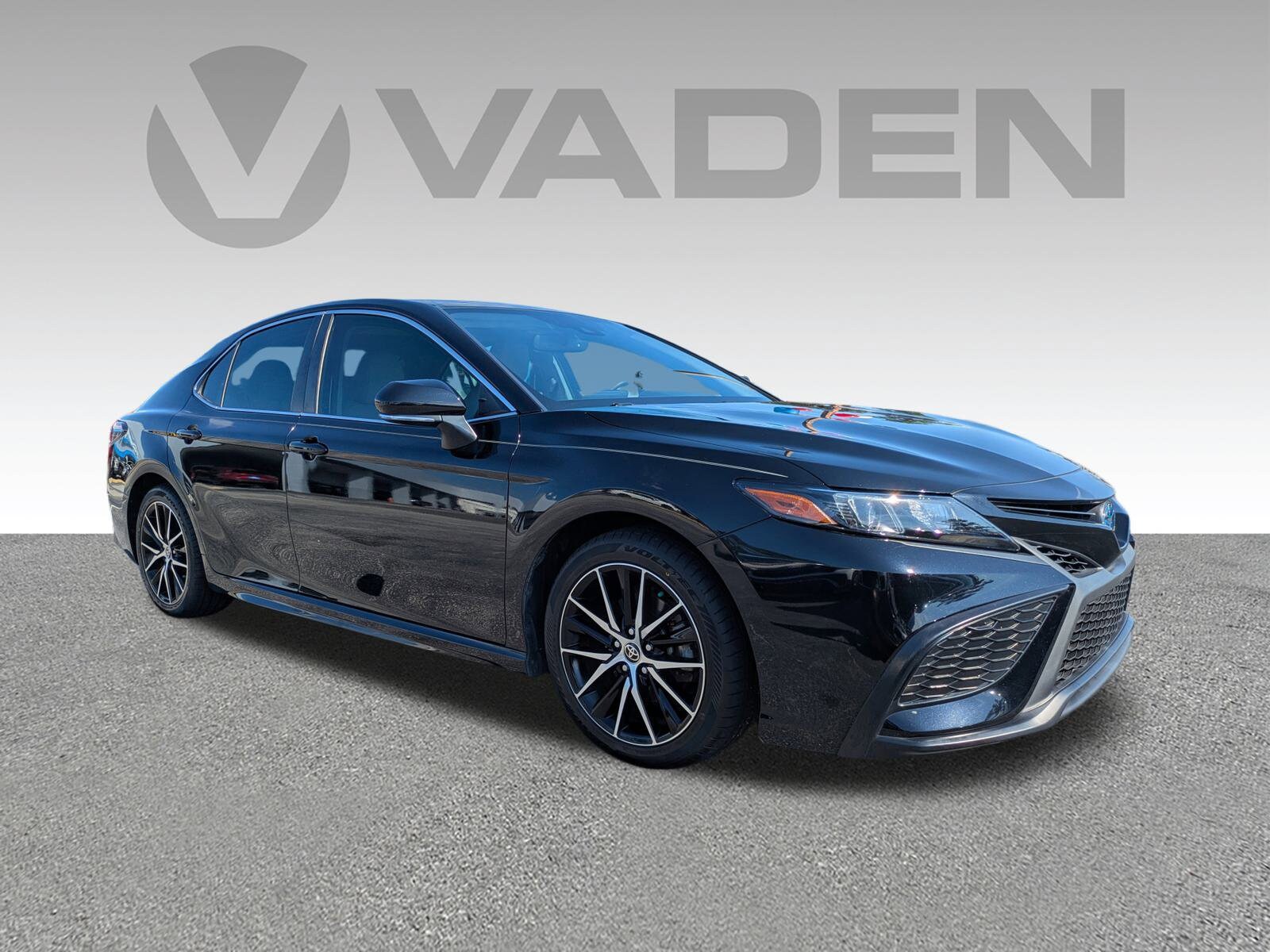 2022 Toyota Camry Hybrid SE photo 2