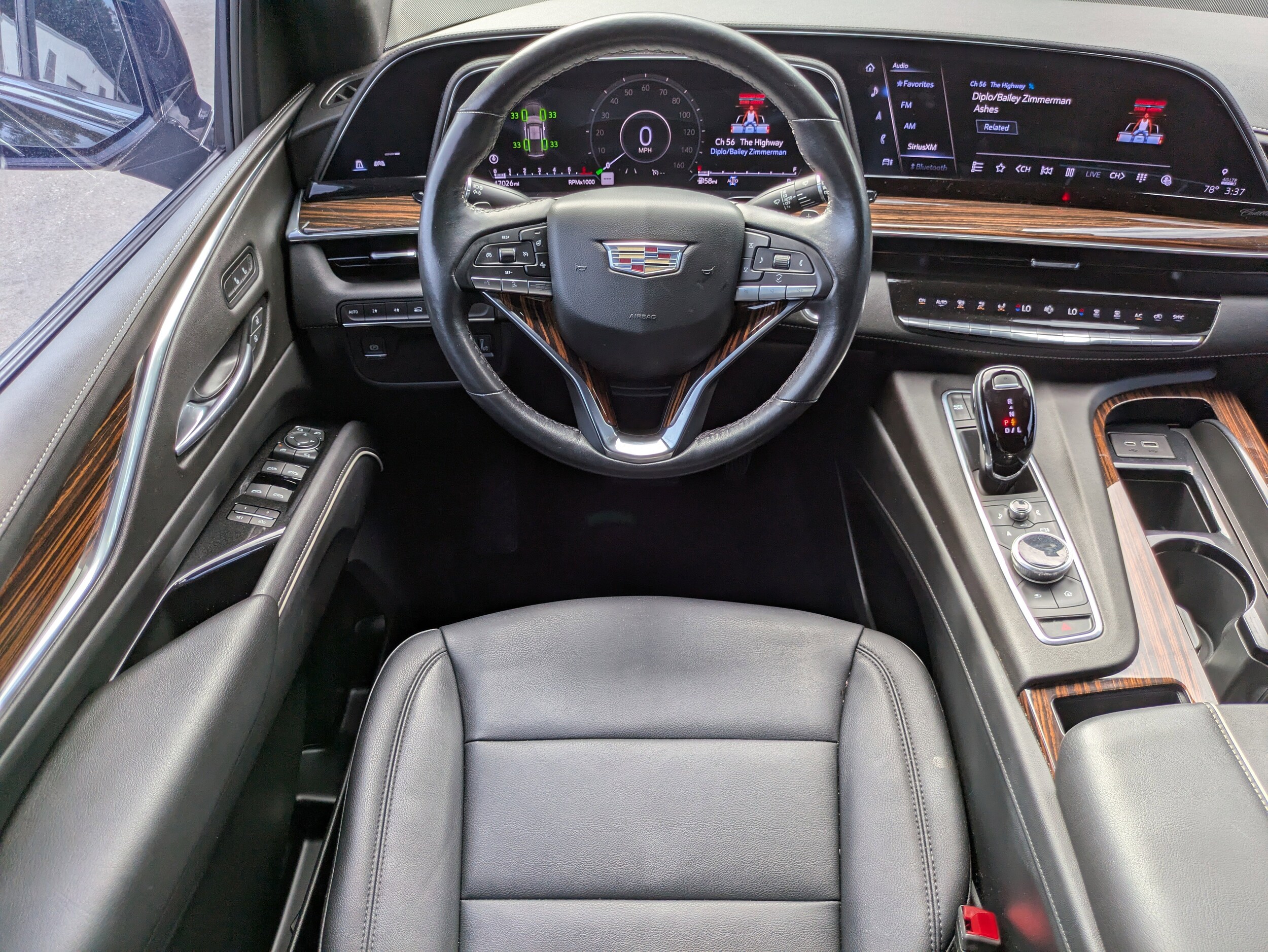 2022 Cadillac Escalade Luxury photo 4