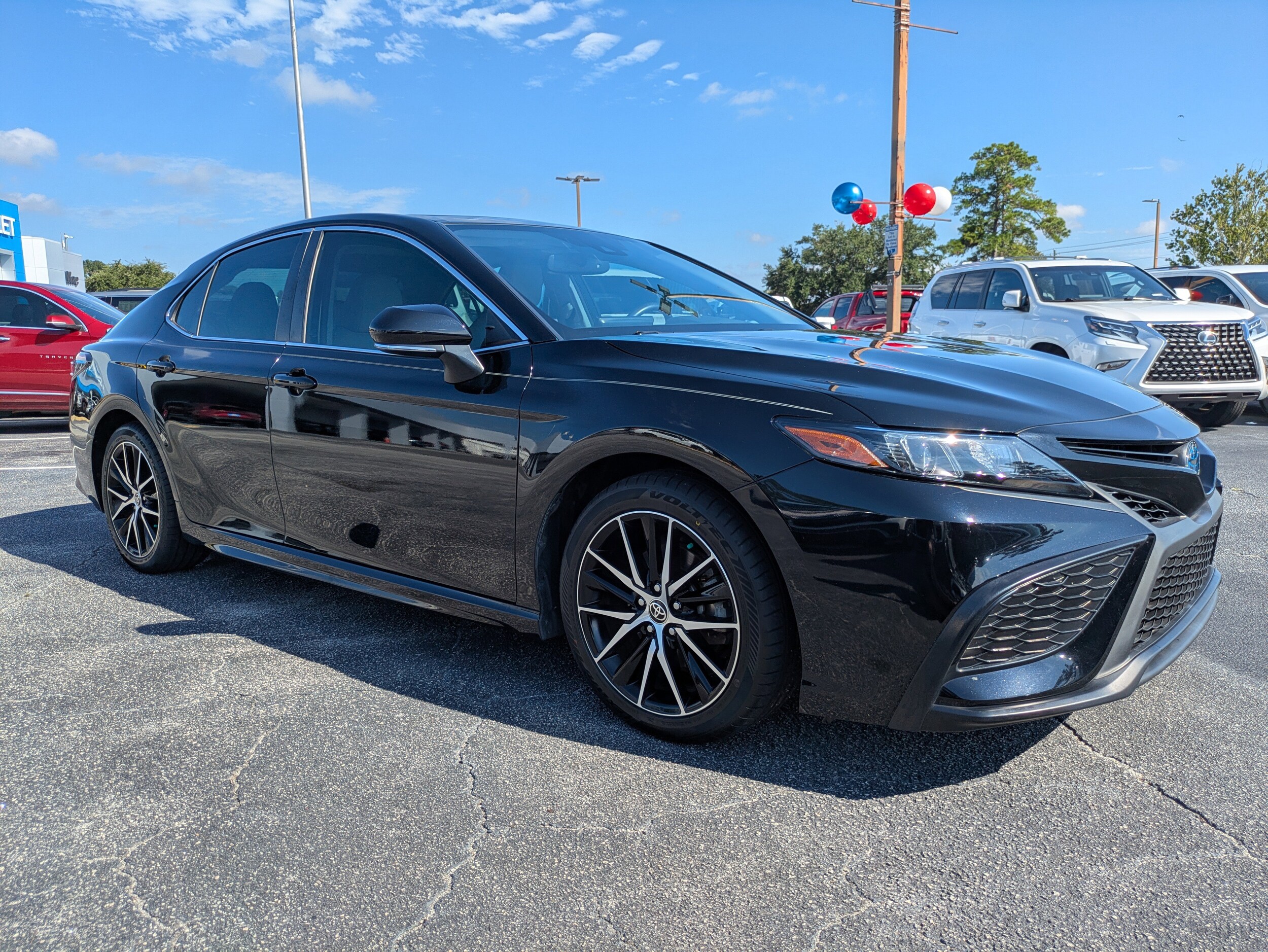 2022 Toyota Camry Hybrid SE photo 2
