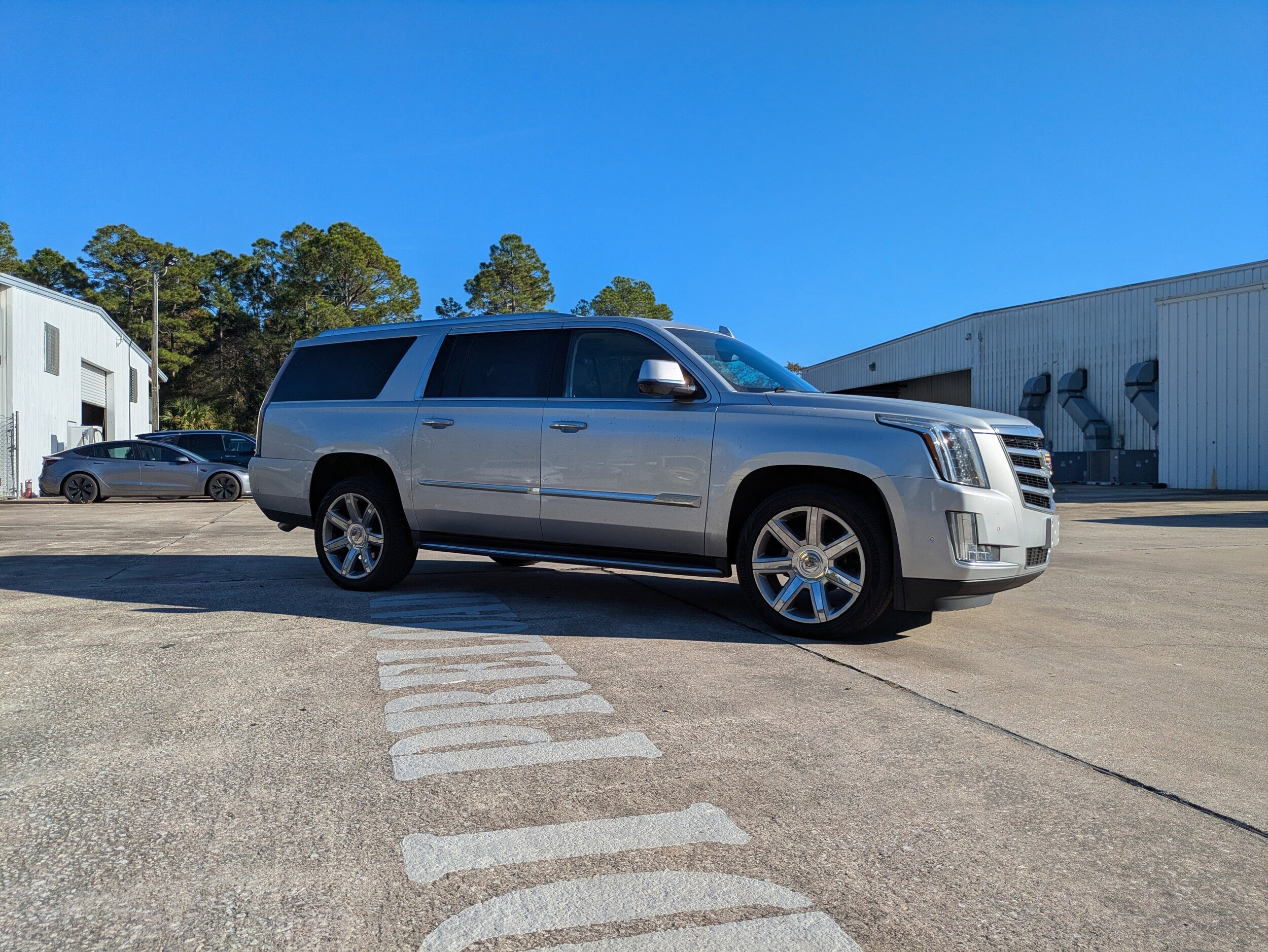 2018 Cadillac Escalade ESV Luxury photo 2