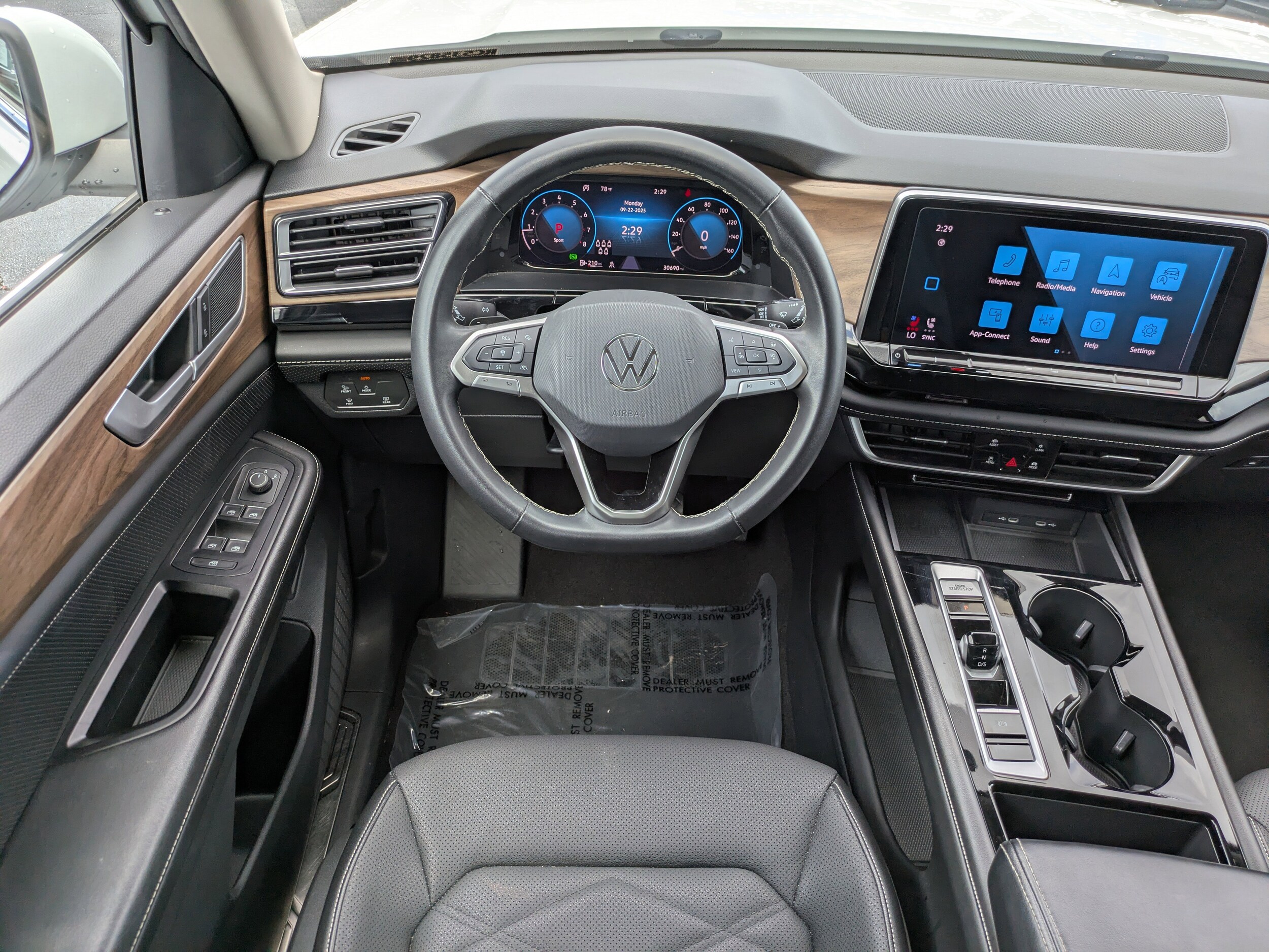 2024 Volkswagen Atlas SE Technology photo 2