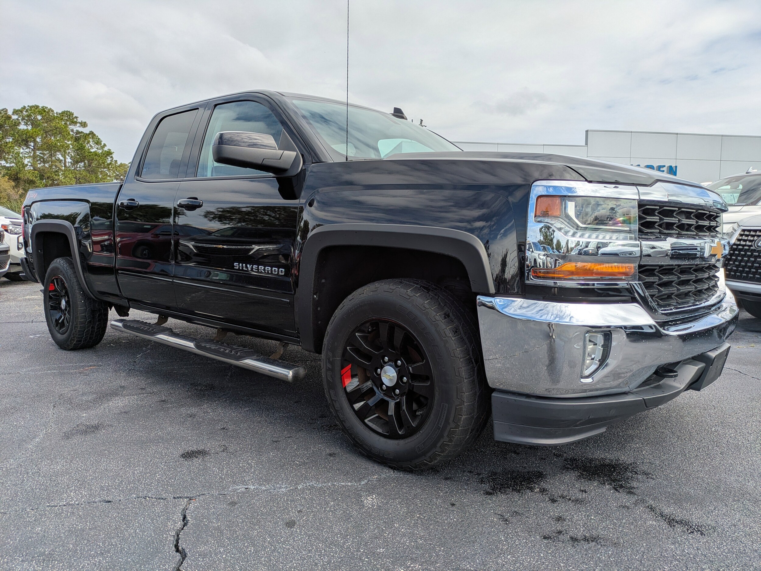 2018 Chevrolet Silverado 1500 LT photo 2