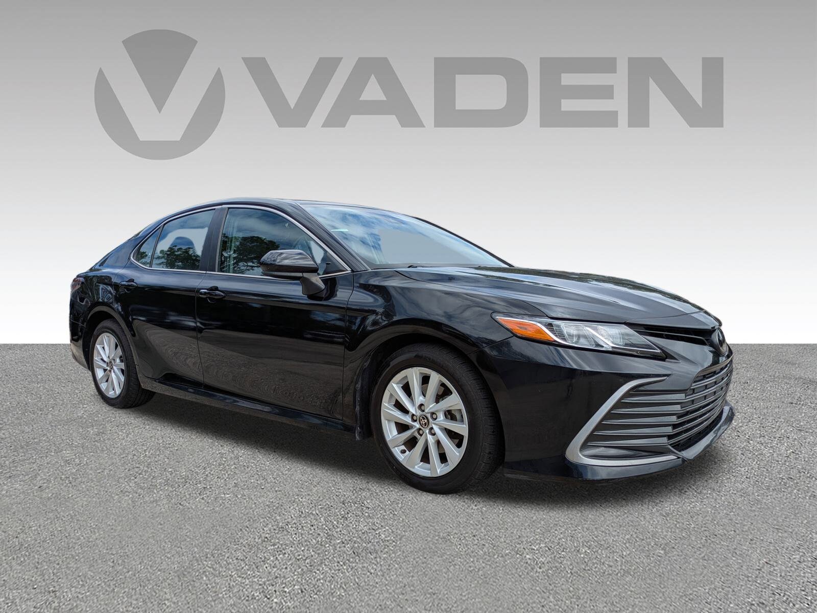 2022 Toyota Camry LE photo 2