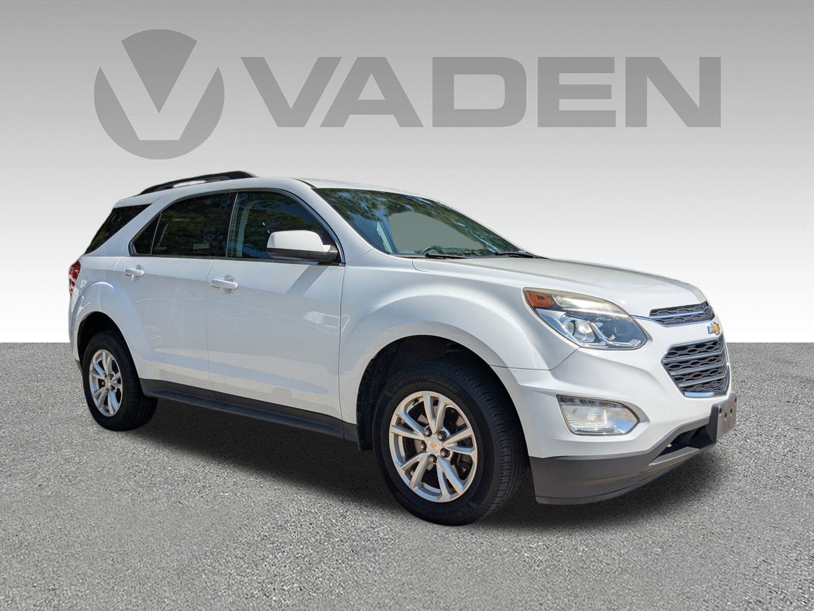 2017 Chevrolet Equinox LT photo 2