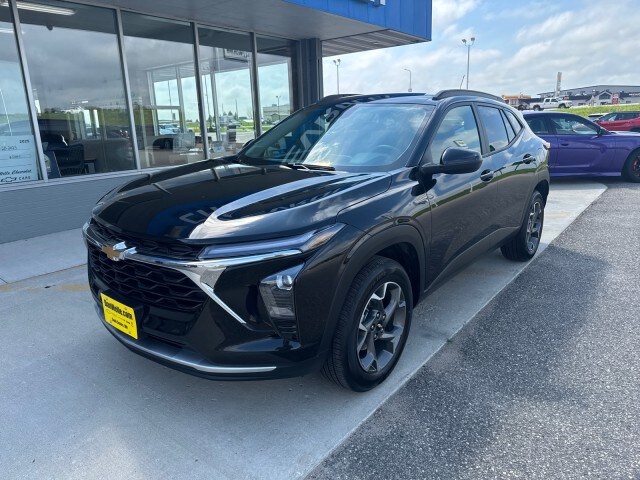 2025 Chevrolet Trax LT photo 2