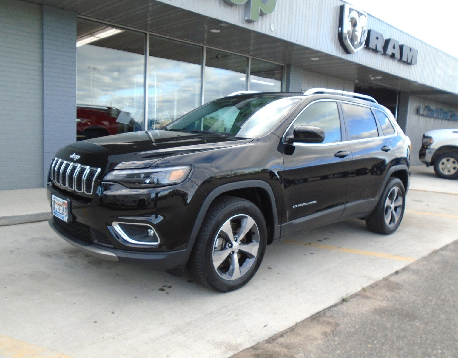 Used 2019 Jeep Cherokee Limited with VIN 1C4PJMDX2KD368296 for sale in Sauk Centre, MN