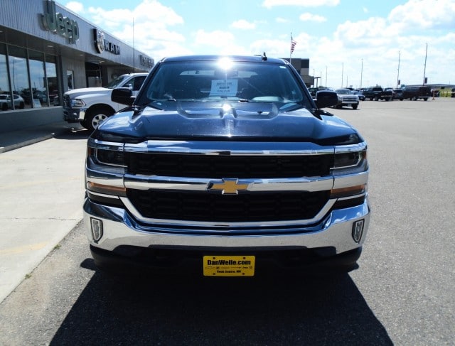 Used 2018 Chevrolet Silverado 1500 LT with VIN 3GCUKREC1JG533300 for sale in Sauk Centre, Minnesota