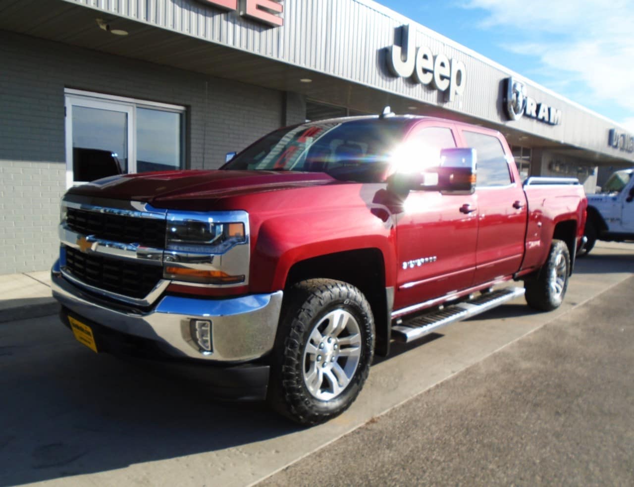 Used 2018 Chevrolet Silverado 1500 LT with VIN 3GCUKRECXJG210198 for sale in Sauk Centre, Minnesota