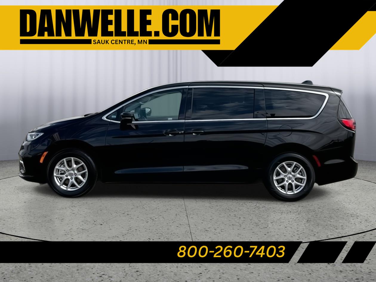 2024 Chrysler Pacifica Touring L's photo