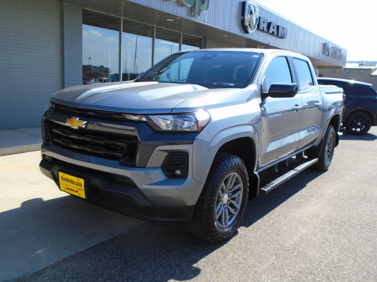 2023 Chevrolet Colorado LT photo 2
