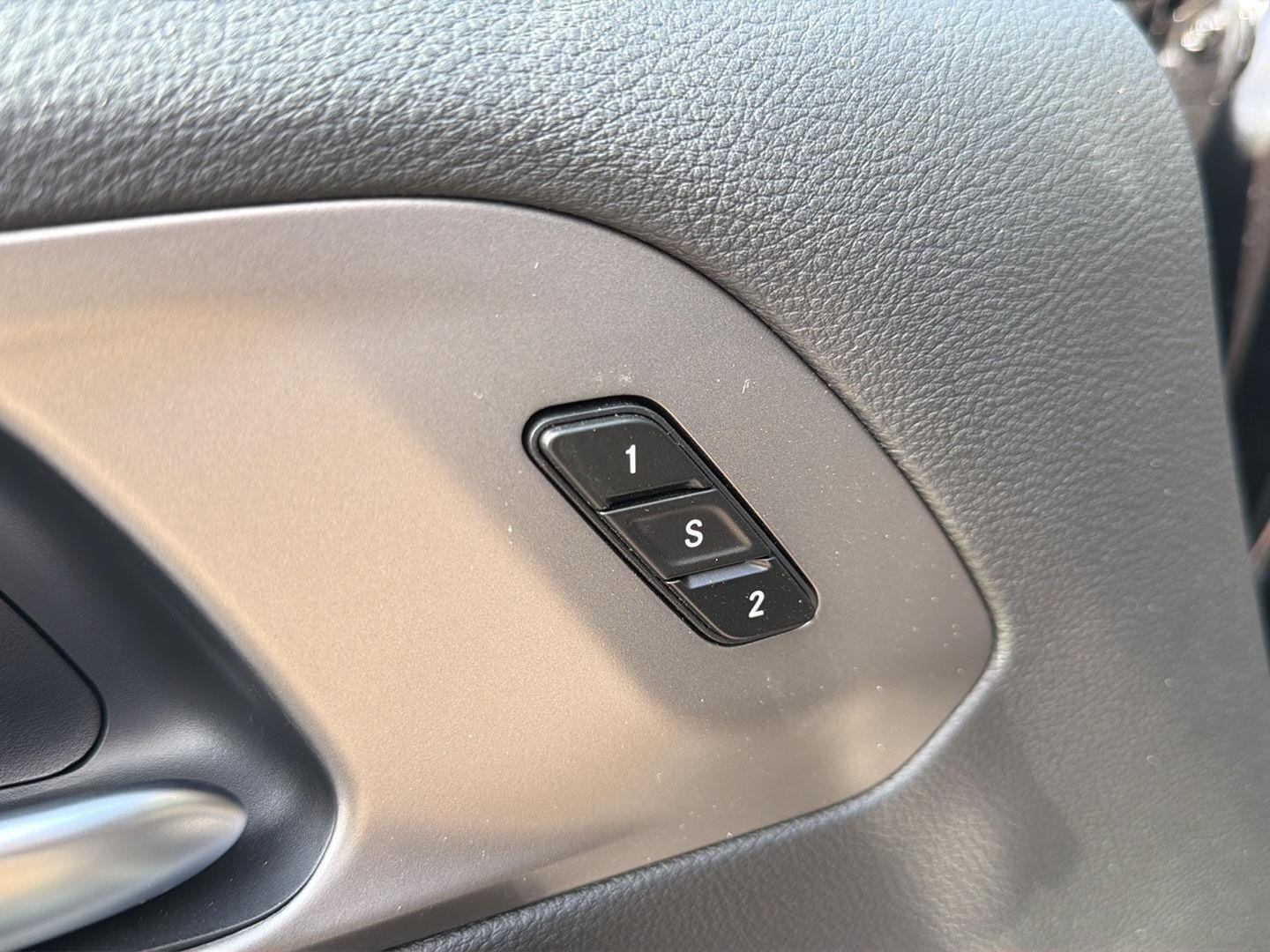 2027 Chrysler Pacifica Limited - Photo 16