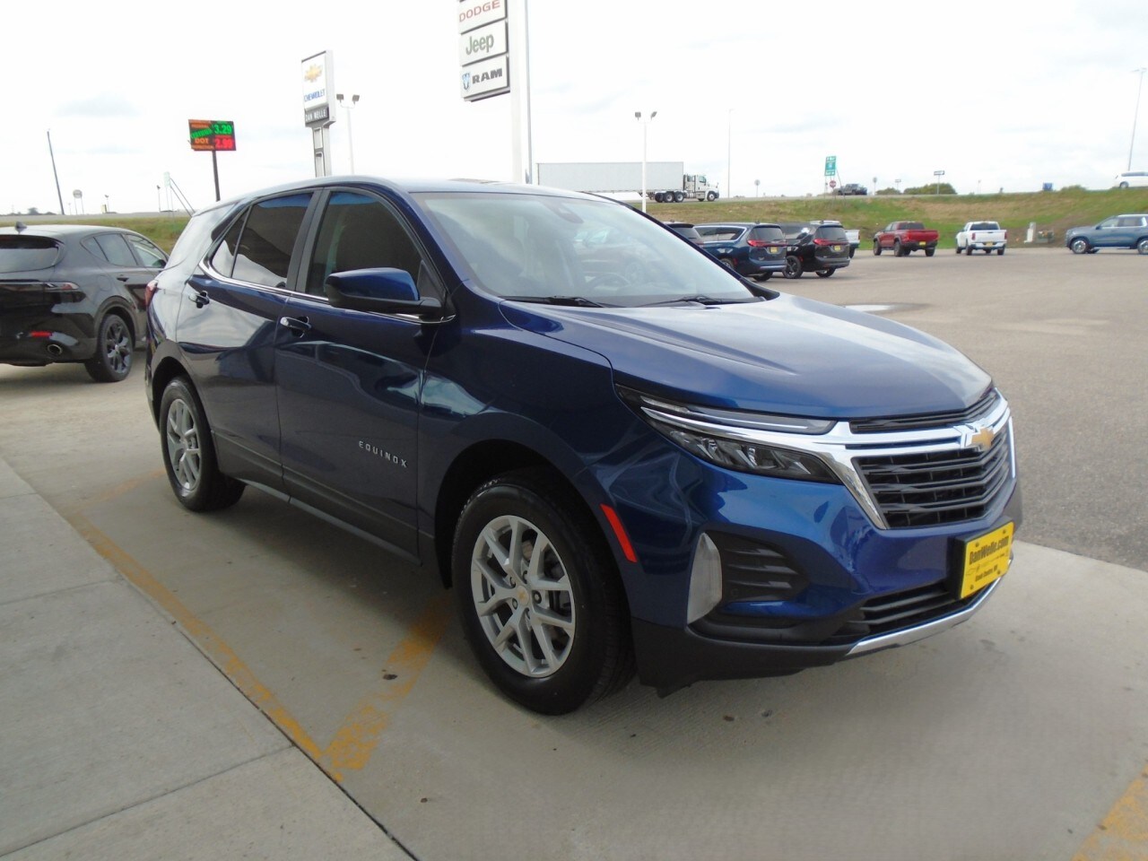 2023 Chevrolet Equinox LT photo 3