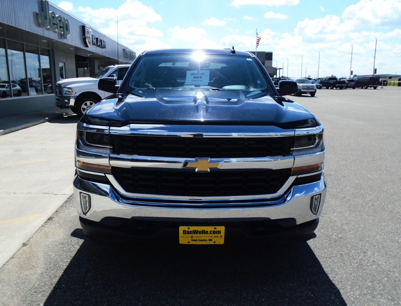 2018 Chevrolet Silverado 1500 LT photo 2