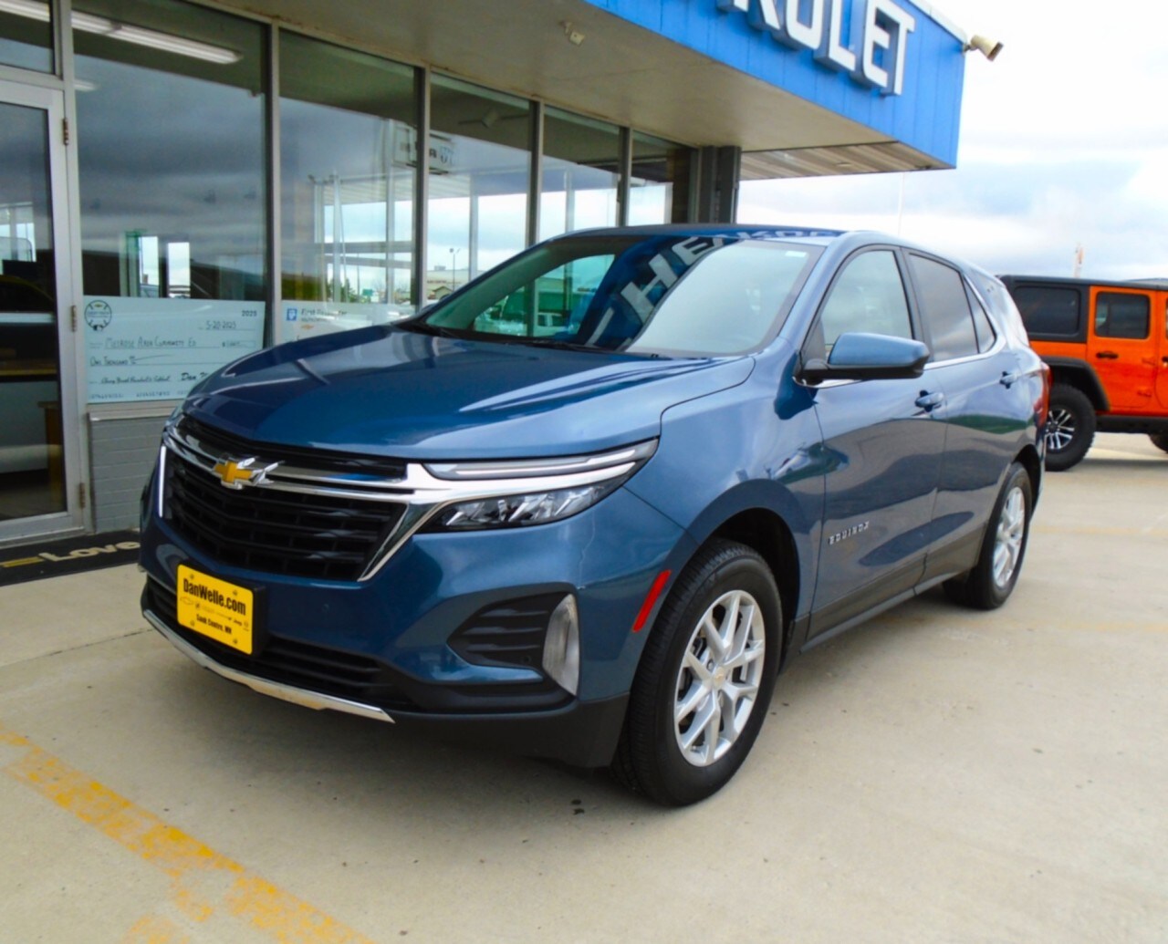 2024 Chevrolet Equinox LT photo 2