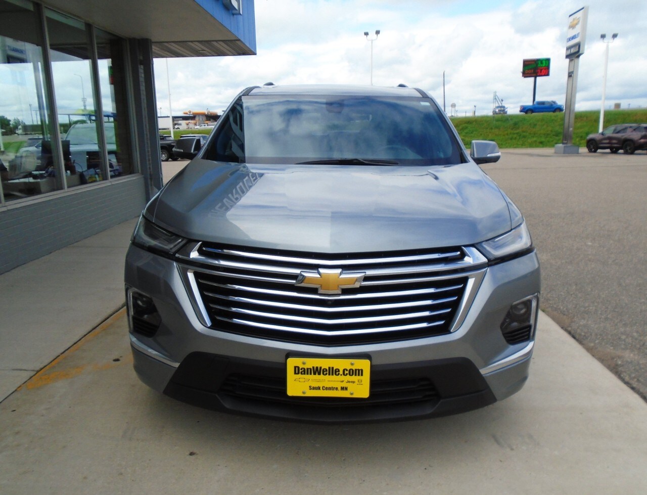 2023 Chevrolet Traverse Premier photo 2