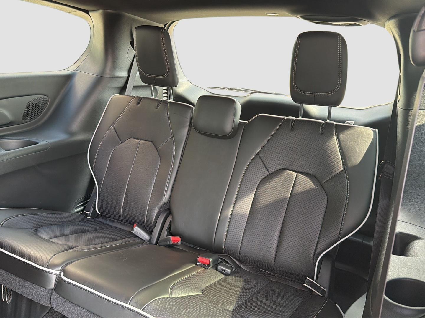 2027 Chrysler Pacifica Limited - Photo 11