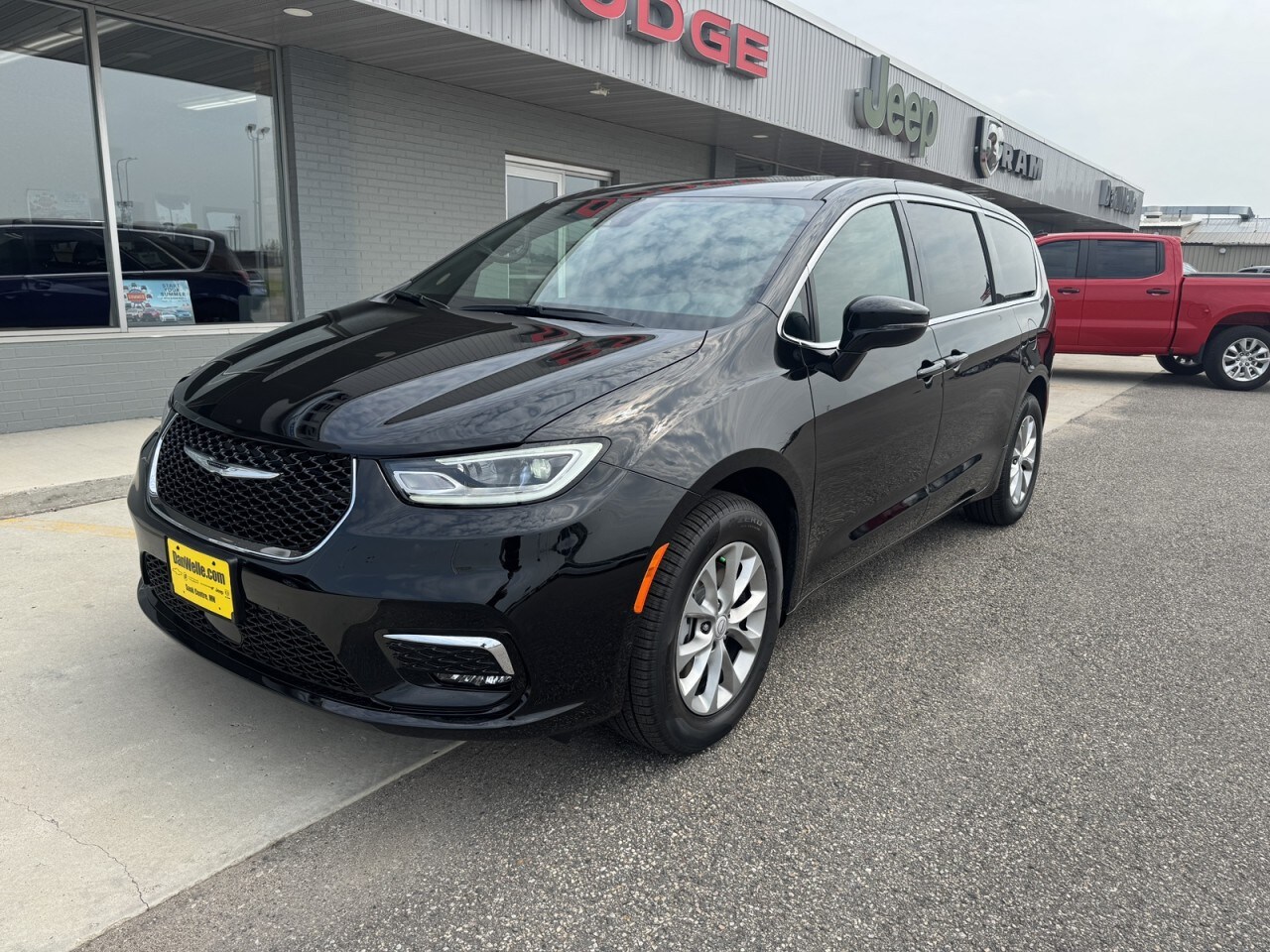 2025 Chrysler Pacifica photo 3