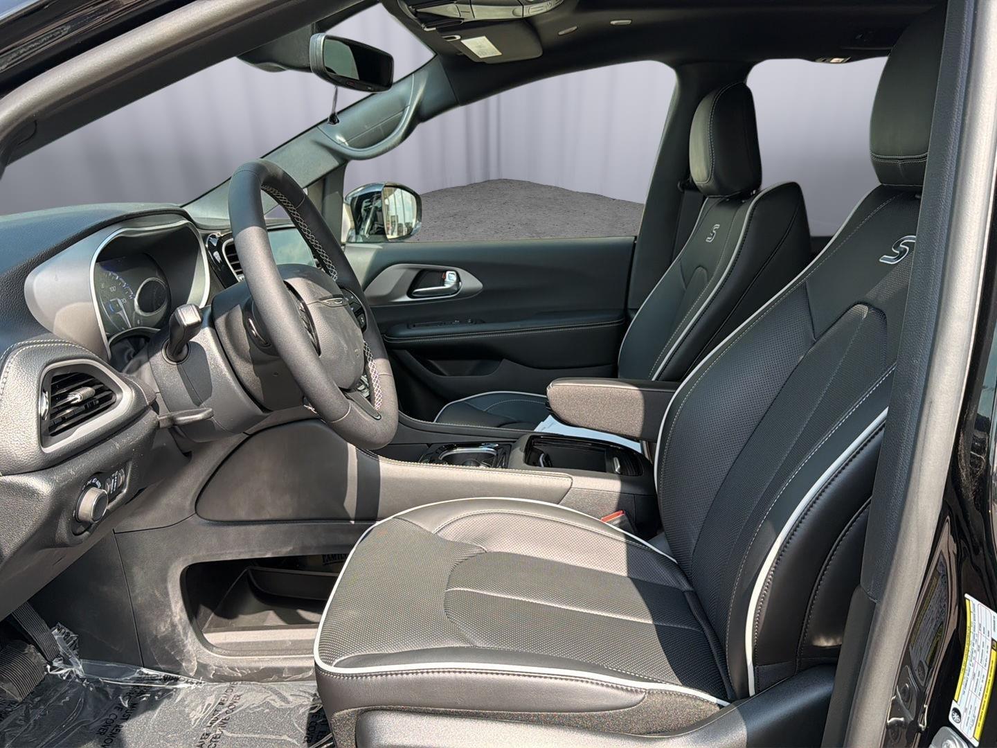 2027 Chrysler Pacifica Limited - Photo 13