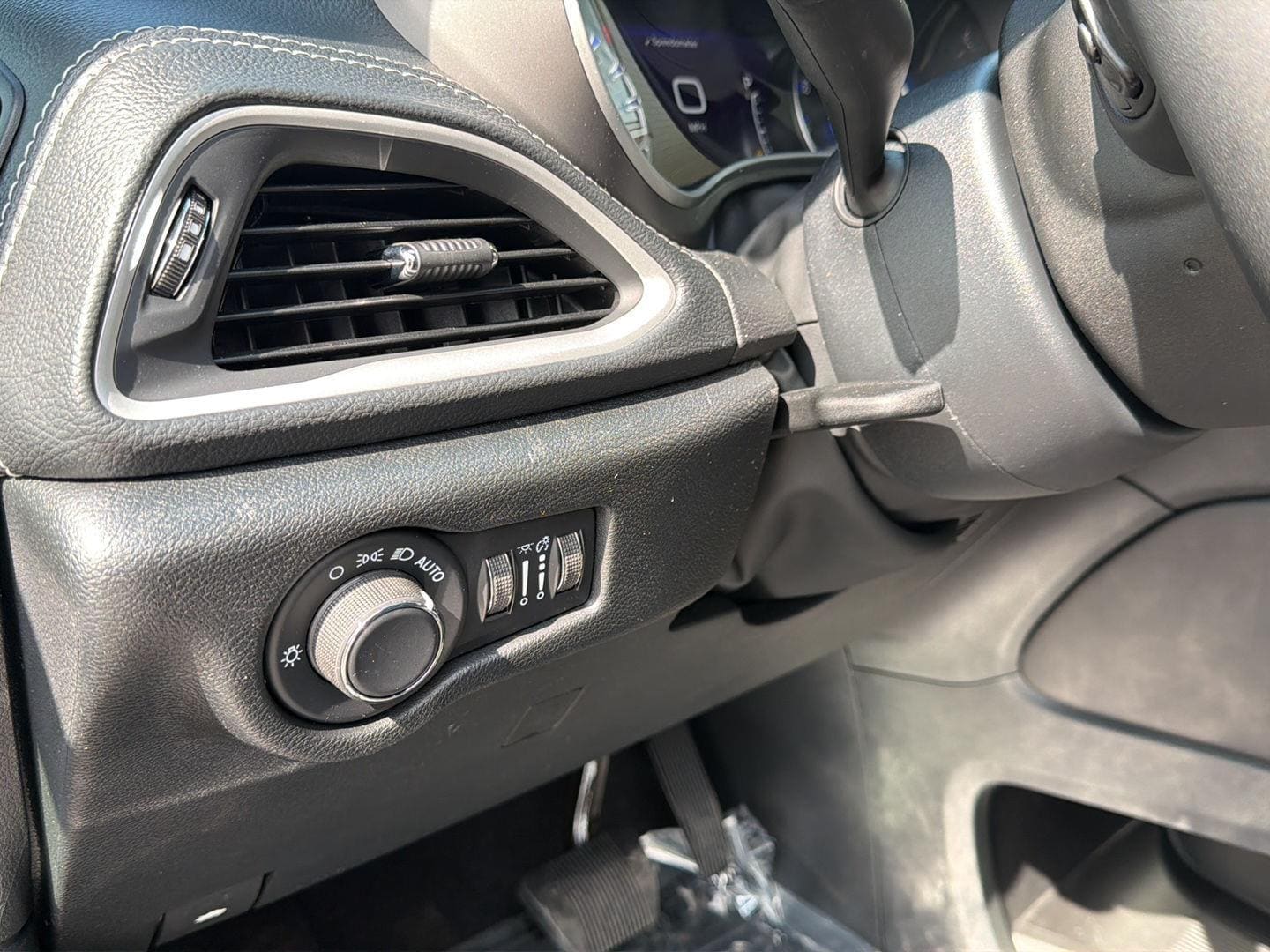 2027 Chrysler Pacifica Limited - Photo 17