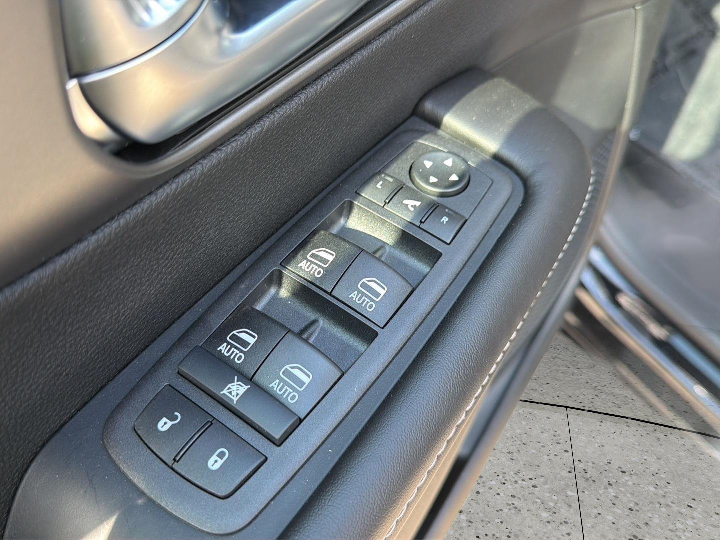 2027 Chrysler Pacifica Limited - Photo 15