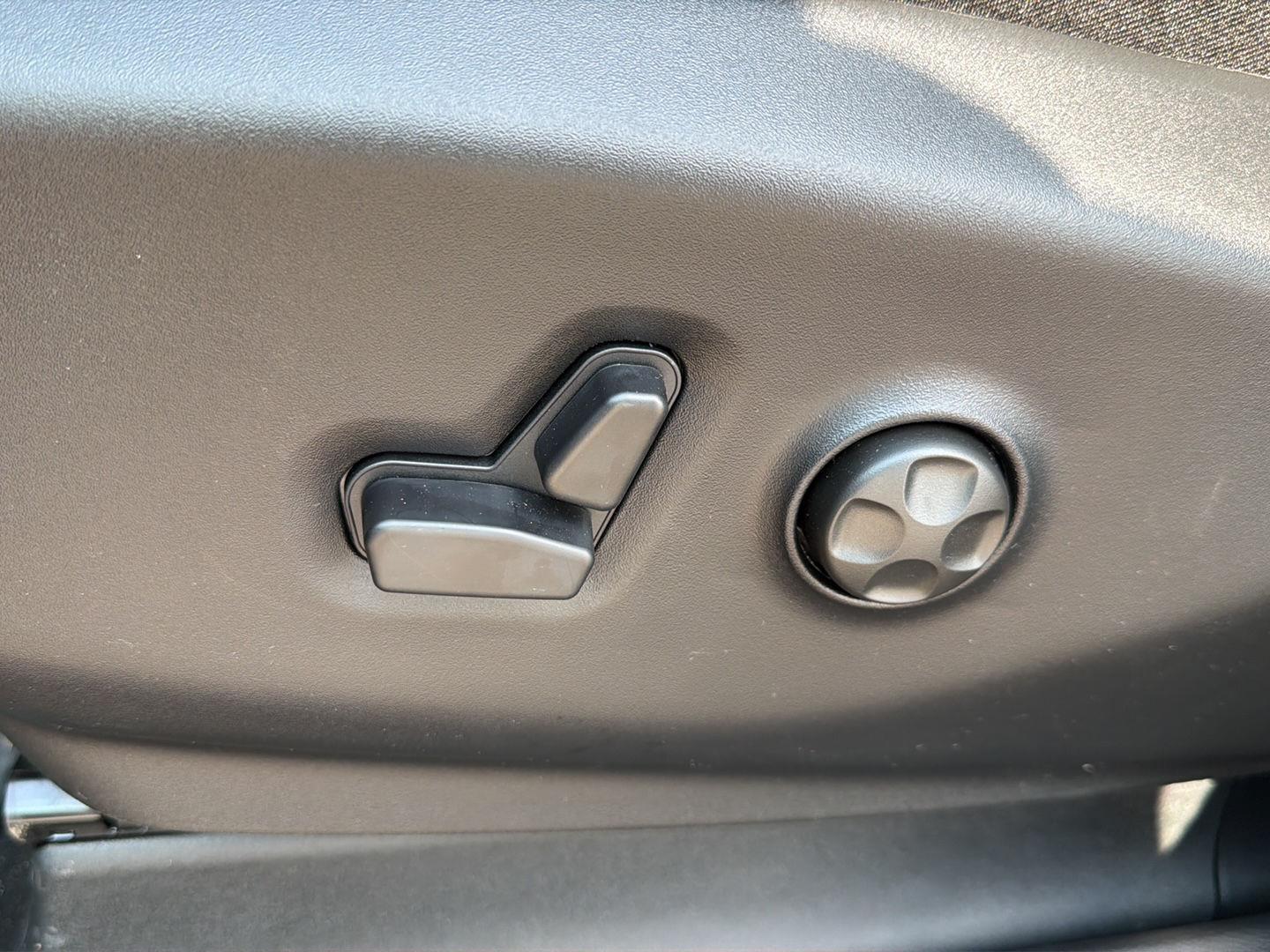 2027 Chrysler Pacifica Limited - Photo 14