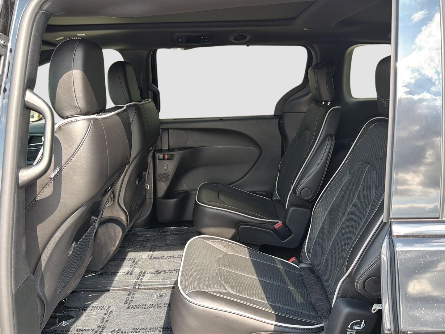2027 Chrysler Pacifica Limited - Photo 12