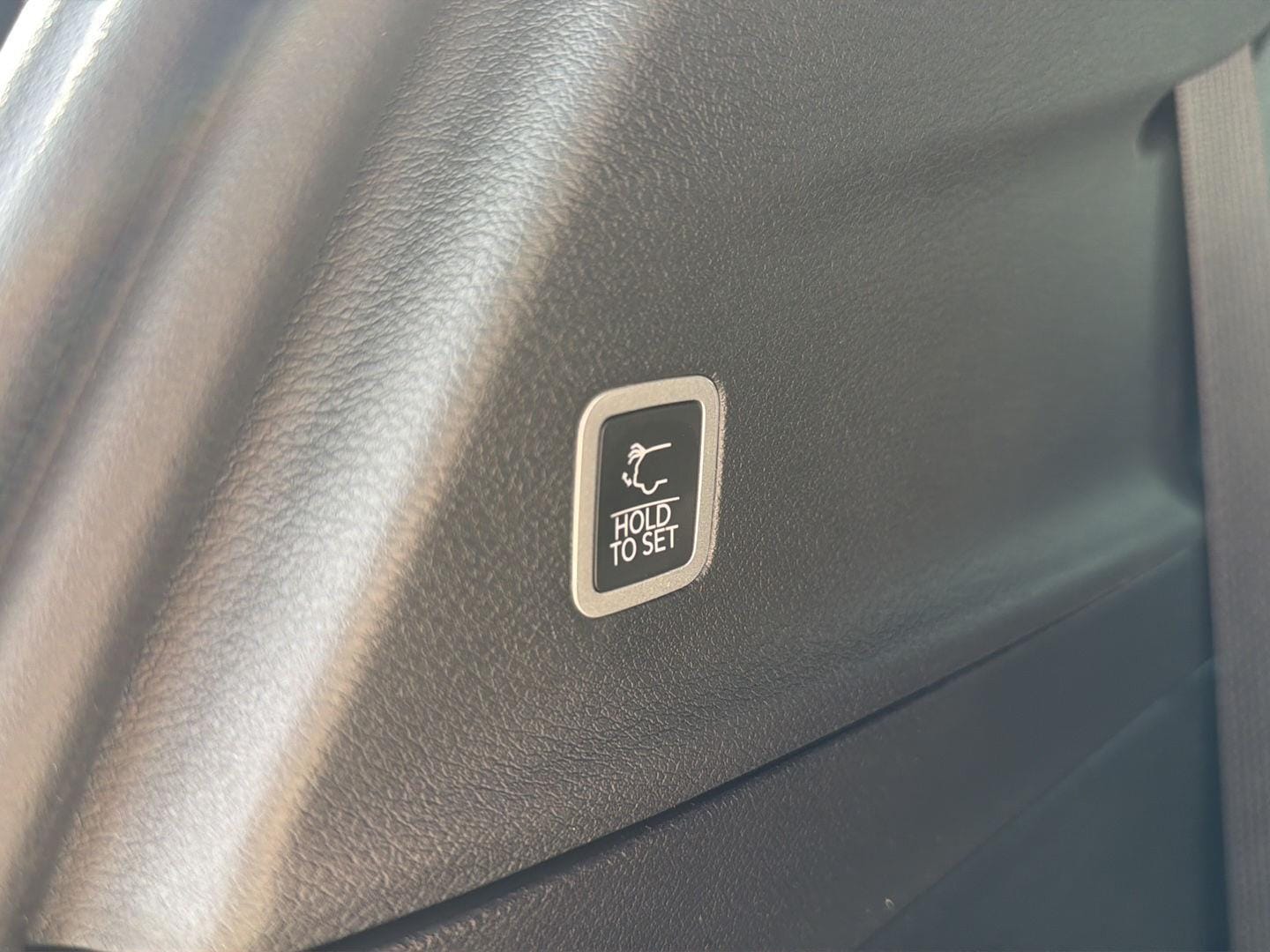 2027 Chrysler Pacifica Limited - Photo 10