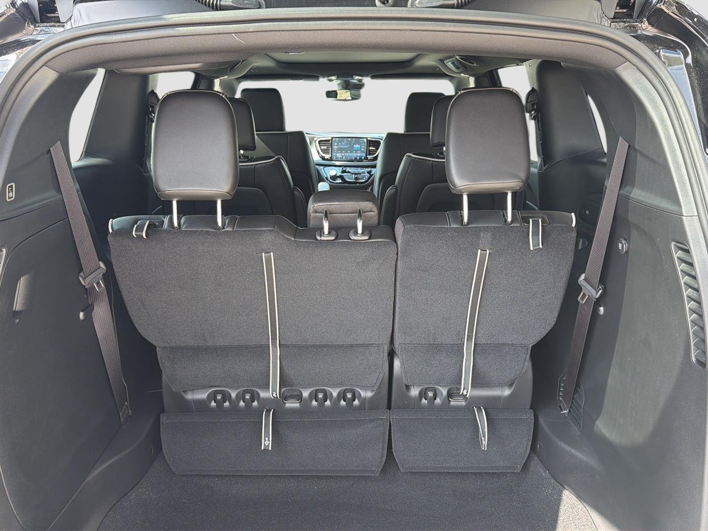 2027 Chrysler Pacifica Limited - Photo 9