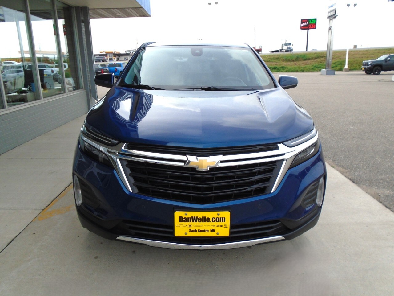 2023 Chevrolet Equinox LT photo 2