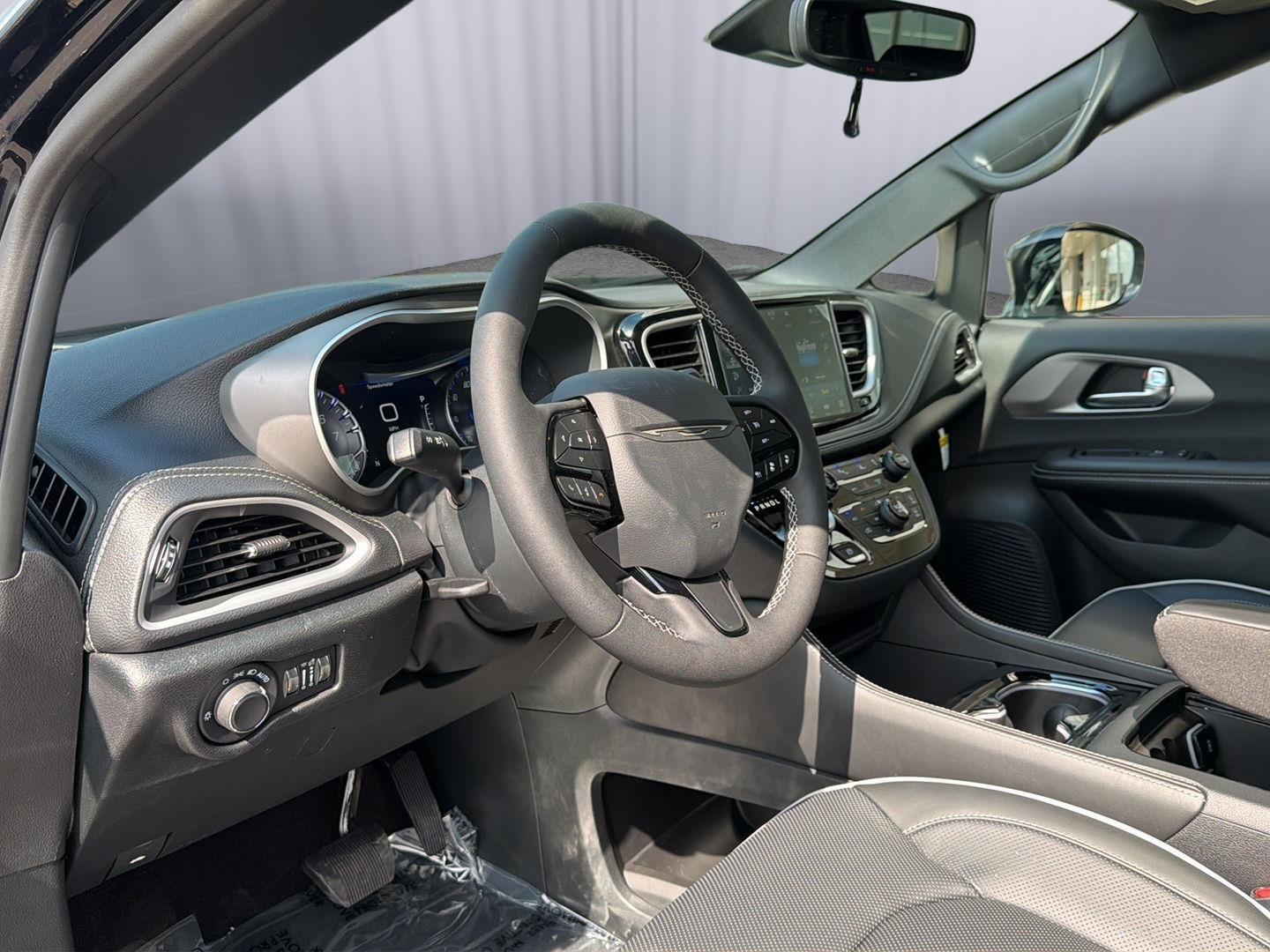 2027 Chrysler Pacifica Limited - Photo 18
