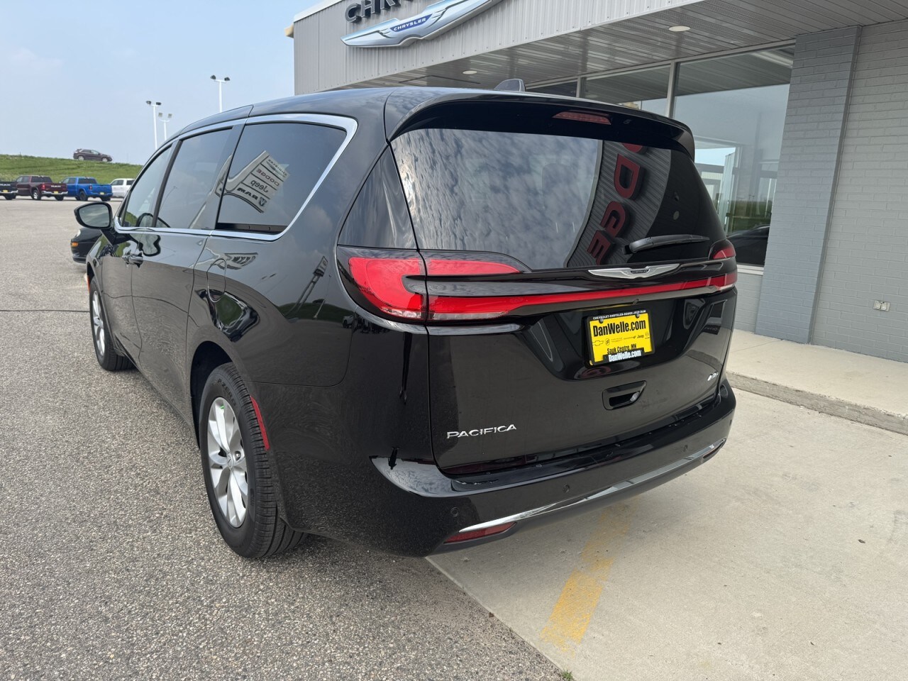 2025 Chrysler Pacifica photo 4