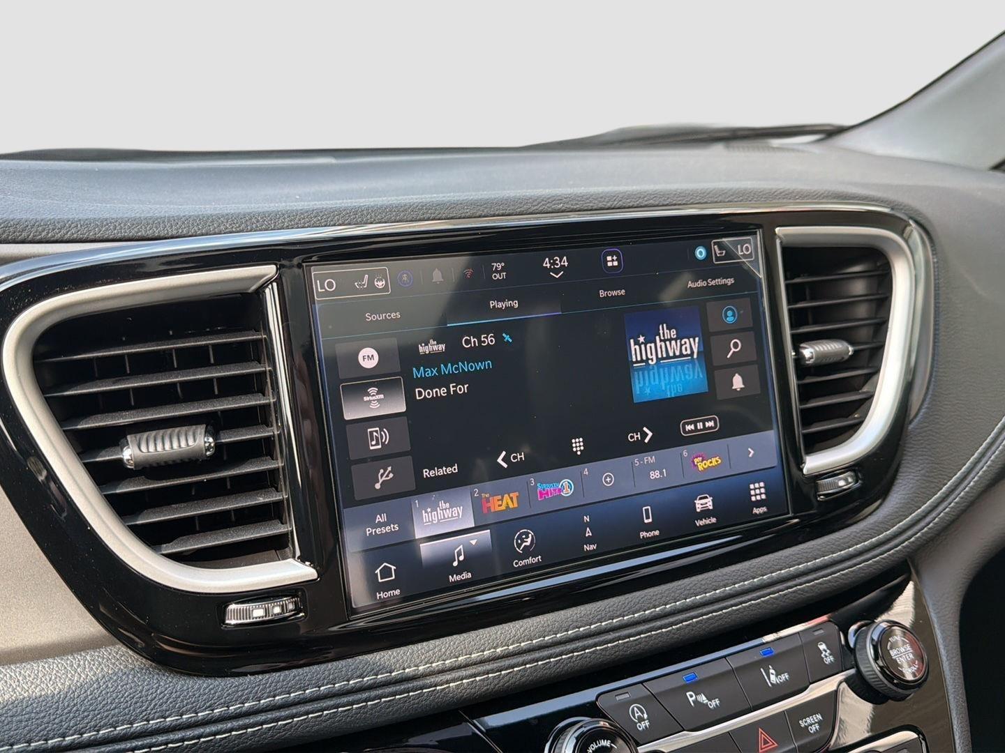 2027 Chrysler Pacifica Limited - Photo 25