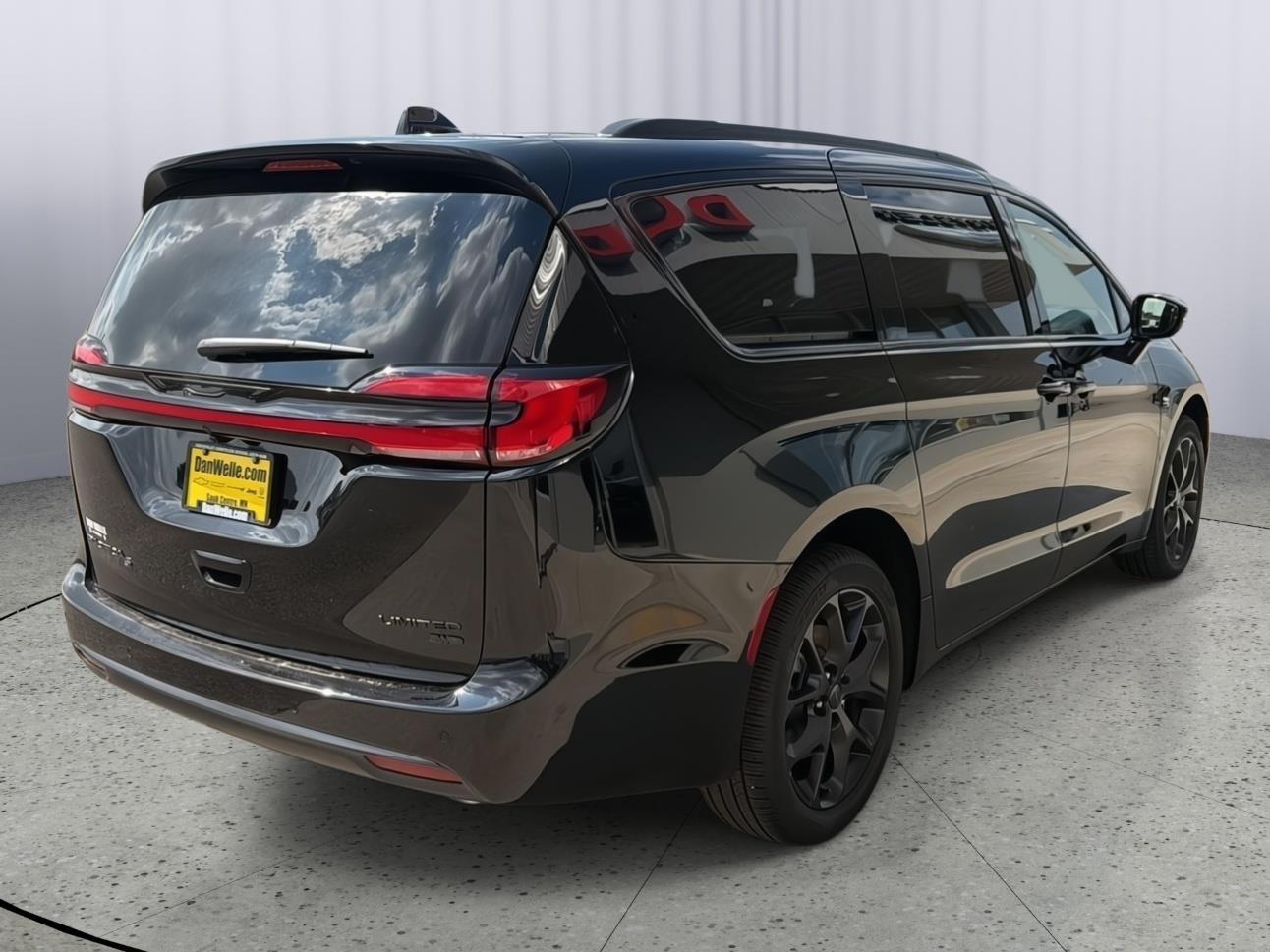 2027 Chrysler Pacifica Limited - Photo 6