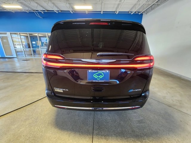 2024 Chrysler Pacifica Hybrid photo 3