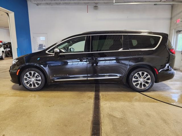 2025 Chrysler Pacifica PHEV